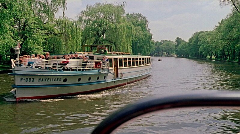 Eine unterhaltsame Reise in das Berlin der 60er, 70er und 80er Jahre. Wie verbrachten die Berlinerinnen und Berliner ihren Sonntag? Erinnerungen von Carmen-Maja Antoni, Brigitte Grothum, Reporterlegende Ulli Zelle, Kultfriseur Frank Schäfer und vielen anderen. – Dampferfahrt auf der Spree. – Bild: rbb