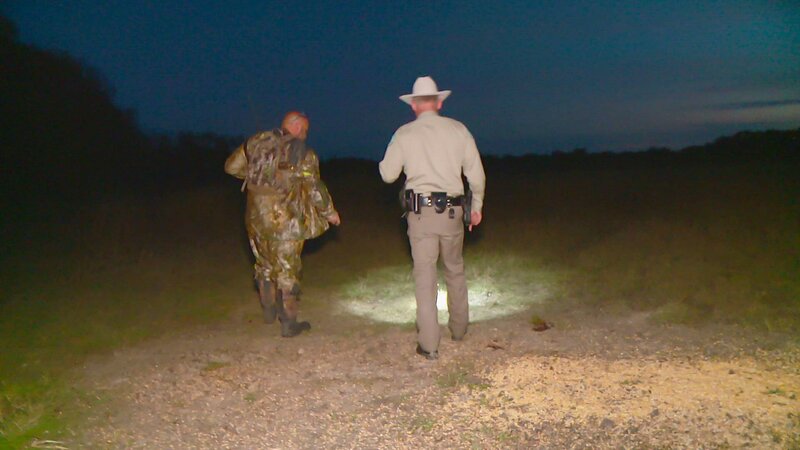 On the right: Warden Benny Richards. – Bild: Animal Planet /​ Focus /​ Discovery Communications, LLC.