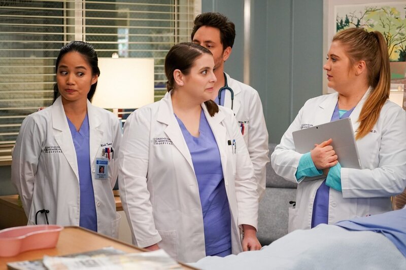 „Grey’s Anatomy“, „Der tollste Job der Erde.“ Ein Schneesturm legt Seattle und das Grey Memorial lahm. Dr. Hayes ist verzweifelt. Er hat soeben die Bestätigung für eine Spenderleber bekommen, doch wetterbedingt kann kein Transport stattfinden. DeLuca bietet sich an, trotz der eisigen Kälte zu Fuß das Transplantat zu holen. Richard ist hocherfreut über seine neue Assistenzärztin, die sich als äußerst kompetent erweist. Levi ist inzwischen auf der Suche nach einer Patientin, die aus ihrem Krankenzimmer verschwunden ist. Joey soll entlassen werden, was Bailey nicht so einfach hinnimmt. Im Bild (v.li.): Sylvia Kwan (Mabel Tseng), Beanie Feldstein (Tess Anderson), Jaicy Elliot (Dr. Taryn Helm). – Bild: ORF/​Disney/​ABC/​Ali Goldstein