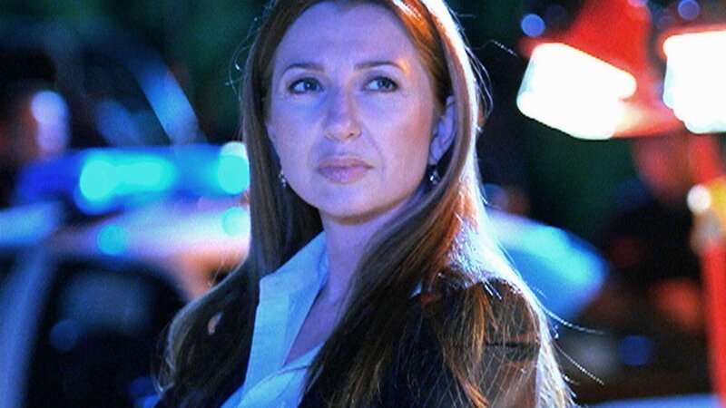 Captain Annie Cramer (Donna Murphy) wird zum Tatort gerufen. Eine Prostituierte ist brutal zusammengeschlagen worden und anschließend verblutet. – Bild: Foto: TVNOW /​ CBS
