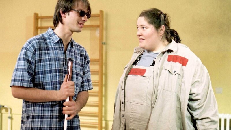 Nancy (Livia S. Reinhard) probt mit Lukas (David Kramer) und Hund Roxy für die Zirkusaufführung in Reutlitz. – Bild: Foto: MG RTL D /​ Richard Hübner