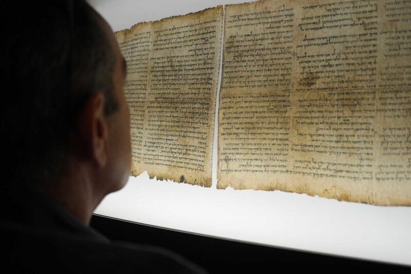 Danny Herman begutachtet gefundene, hebräische Schriftstücke. – Bild: Blink Entertainment