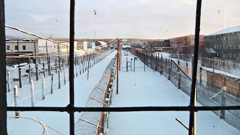 Russland-Korrespondent Christoph Wanner darf die russischen Hochsicherheitsgefängnisse „Polareule“ und „Schwarzer Delfin“ besichtigen – ein Privileg für westeuropäische Reporterteams. – Bild: Christoph Wanner/​WeltN