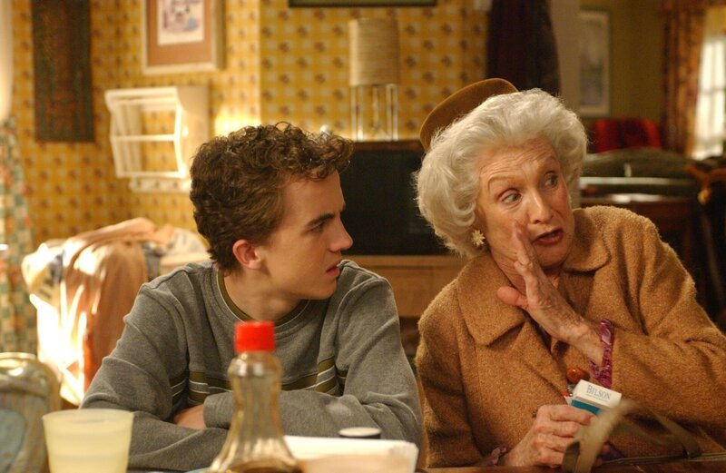 Malcolm (Frankie Muniz), Ida (Cloris Leachman). – Bild: ViacomCBS