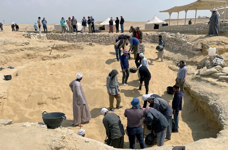 Ausgrabung des Serapeums in Sakkara im Jahr 2022: Es beherbergt eines der größten Heiligtümer des alten Ägyptens, eine Bestattungsstätte der heiligen Apis-Stiere. – Bild: Iliade Productions Ausgrabung des Serapeums in Sakkara im Jahr 2022: Es beherbergt eines der größten Heiligtümer des alten Ägyptens, eine Bestattungsstätte der heiligen Apis-Stiere. – Bild: Iliade Productions