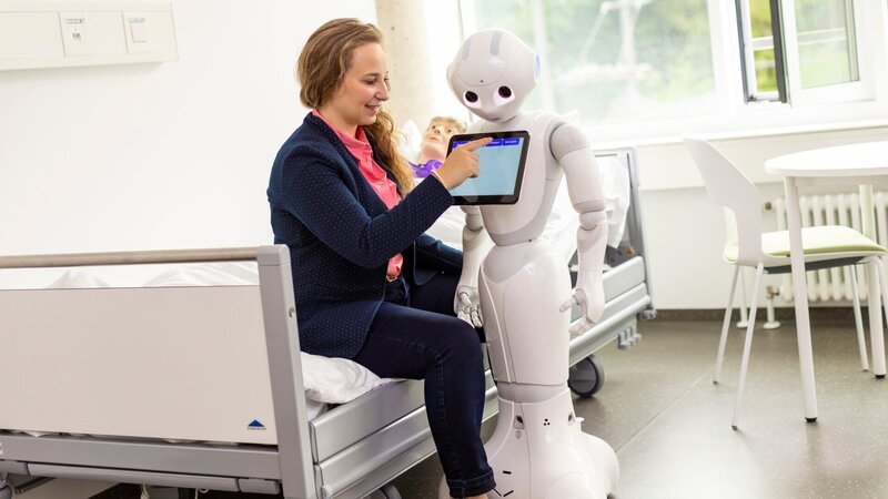 Die Hochbegabte Pia Beyer-Wunsch programmiert einen Roboter für ihre Doktorarbeit in medizinischer Informatik. – Bild: ZDF und Heiko Grandel