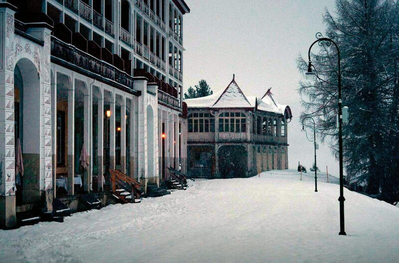 Das ehemalige Sanatorium Schatzalp in Davos diente wohl als Inspiration für die Kulisse von Thomas Manns Roman „Der Zauberberg“. Heute wird es als Hotel genutzt. – Bild: Florianfilm/​Filmgerberei
