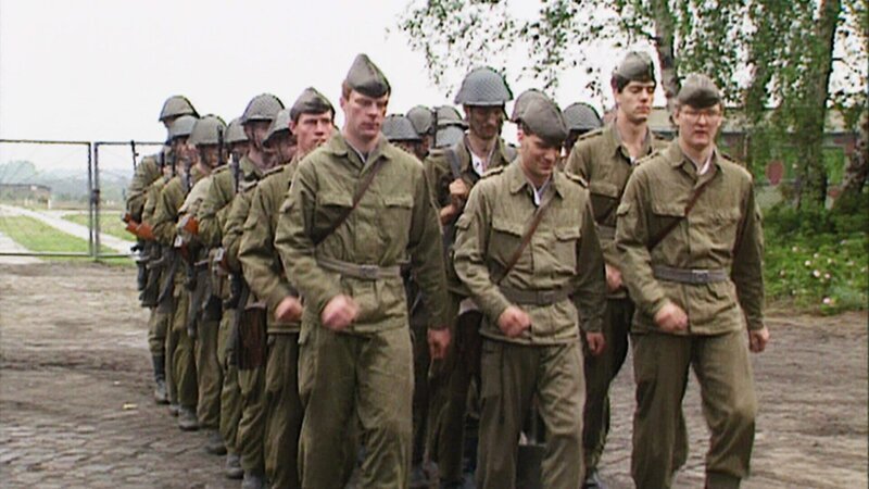 SRF school DDR in 10 Minuten – VEB Gleichschritt Folge 7 Soldaten am Marschieren – Bild: SRF/​PROGRESS.film