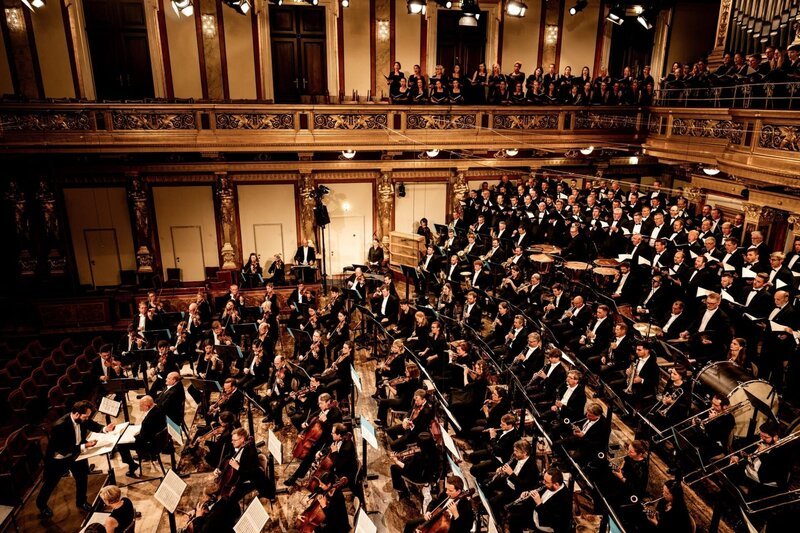 Die Wiener Symphoniker, unter der Leitung ihres neuen Chefdirigenten Petr Popelka, präsentieren Arnold Schönbergs „Gurre-Lieder“ aus dem Großen Saal des Musikvereins. – Bild: ORF/​Unitel/​Julia Wesely
