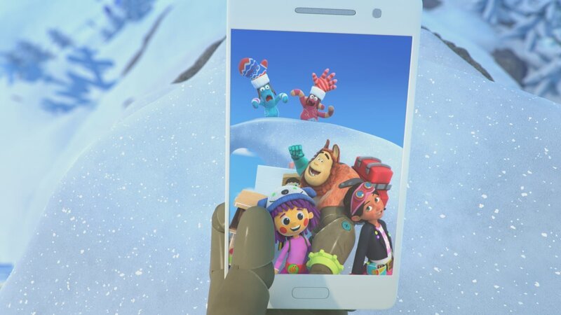 Auf Bevels Beweis-Foto entdecken die Wanderer die abscheulichen Schneemonster! – Bild: KiKA/​BBC/​Boat Rocker Rights Inc.