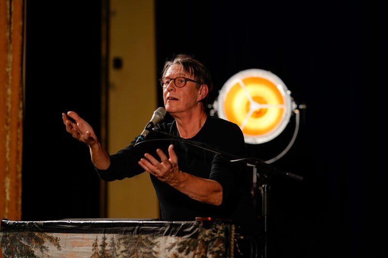 Andreas Rebers im Künstlerhaus München – Bild: ServusTV /​ Daniel Grund