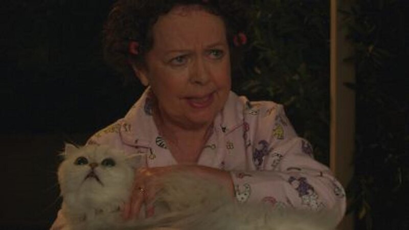 Die Nachbarin Frau Hobbs (Angela Curran) mit ihrem Kater Schorsch. – Bild: ZDF/​Darrall MacQueen