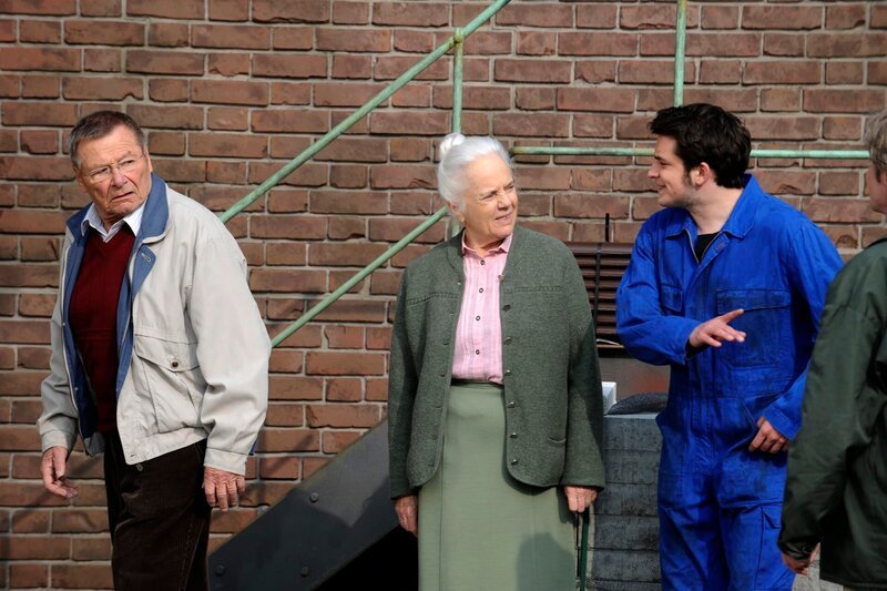 Alois ist schockiert, als Theres’ Rad scheinbar geklaut wurde. Von links: Alois Preissinger (Erich Hallhuber sen.), Theresa (Ursula Erber) und Florian Brunner (Tommy Schwimmer). – Bild: Marco Orlando Pichler /​ BR