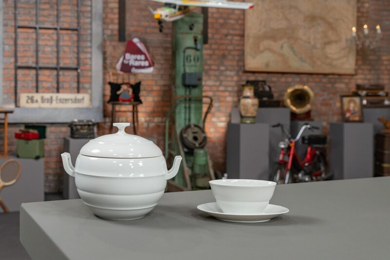 Detailaufnahme des Objektes „Deckelterrine & Saucière „Opus““ – Bild: ServusTV /​ ON Media