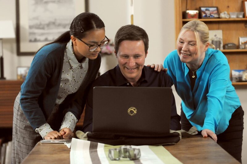 Lien, Ludwig und Vera vergleichen Fotos auf Ludwigs Laptop. – Bild: BR/​Marco Orlando Pichler