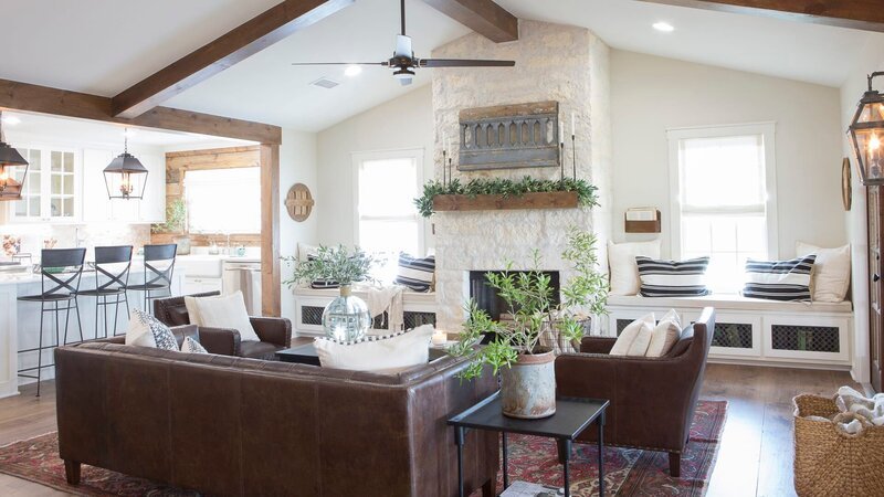 As seen on FIxer Upper, the Eberle’s rennovated living room has an open concept floor plan with wood beams and a new stone fireplace. (After #4) – Bild: HGTV/​Scripps Networks, LLC.