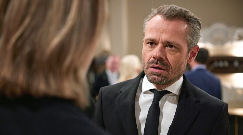 Erik (Sven Waasner, r.) gesteht Michael (Erich Altenkopf, l.) durch ein Missverständnis den Kuss mit Nicole. – Bild: ARD/​WDR/​Bojan Ritan