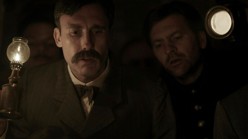Für die Polizei von Chicago bleibt das von H. H. Holmes entworfene Gebäude ein Rätsel. Noch wissen sie nichts von den vielen geheimen Räumen und Gängen. – Bild: Warehouse 51 Productions /​ ZDF