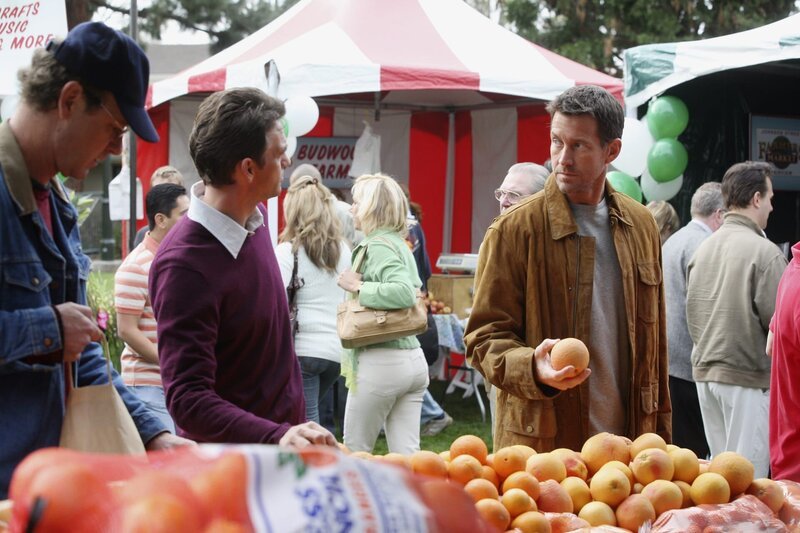 Ian (Dougray Scott, M.) fühlt sich von Susan und Mike (James Denton, r.) verfolgt, da sie sich ständig über den Weg laufen … – Bild: American Broadcasting Companies, Inc. /​ Dean Hendler
