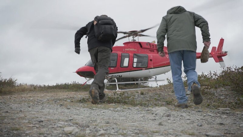 Josh Gates und Rick Gillespi gehen zum Hubschrauber – Bild: Warner Bros. Discovery