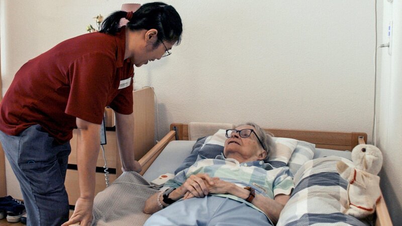 NZZ Format Pflegefachkräfte für die Schweiz – Rettung vor dem Pflegenotstand Pflegefachfrau Hazel Mae Nolido bei der Arbeit – Bild: SRF