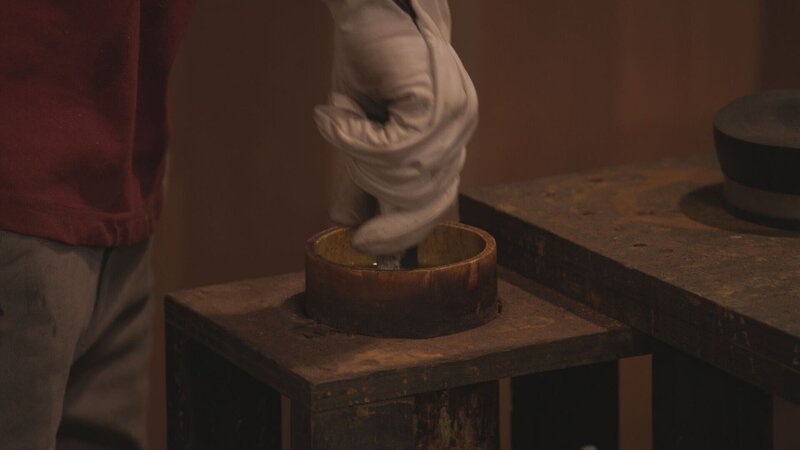 Der Kandidat hält ein Metallstück – Bild: THE HISTORY CHANNEL /​ A+E Networks