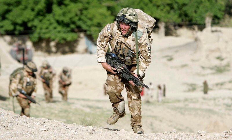 Schlagzeuger Lee Rigby vom 2. Bataillon des Royal Regiment of Fusiliers spürt die Hitze, als er während einer Patrouille in der grünen Zone der afghanischen Provinz Helmand einen Hügel erklimmt. Bild: Richard Pohle – Bild: Richard Pohle /​ The Times /​ Times Newspapers Ltd