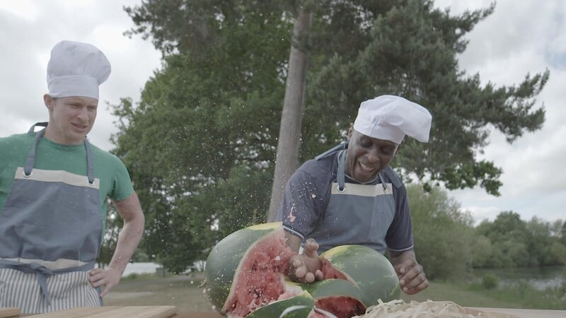 Roy and Ian are catering for a Hawaiian party and are serving a fruit salad, but someone has forgotten the knives! Roy and Ian decide to chop the fruit with their hands! – Bild: The National Geographic Channel