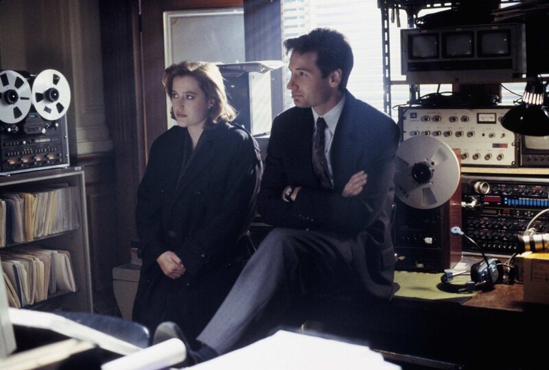 Mulder und Scully suchen am Ort einer Begegnung der dritten Art nach Spuren von Außerirdischen. – Bild: port.hu