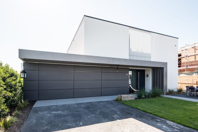 Der Eintritt zum Anwesen von Familie Becker ist schlicht und mordern – Bild: Lars Gruber /​ Holzbau Kühlborn
