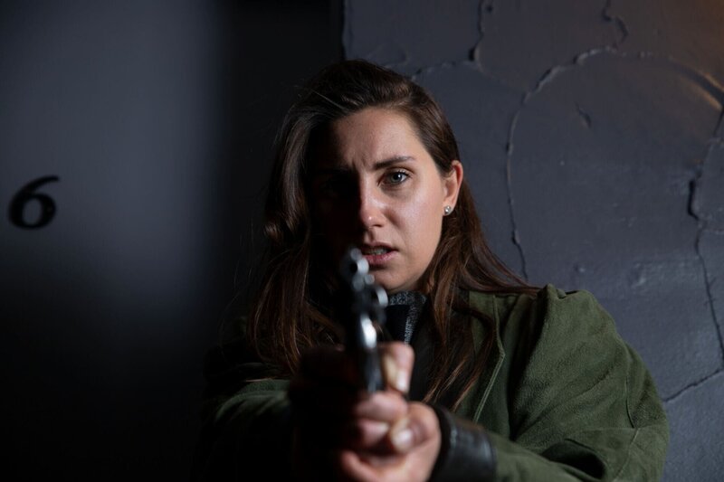Die Frau hat eine Waffe in der Hand – Bild: ROCKY ZHANG /​ beyond /​ Crime + Investigation /​ Beyond Productions