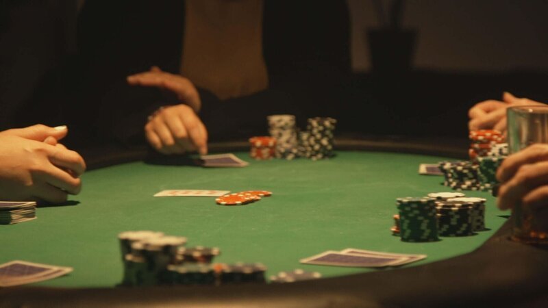 Pokertisch – Bild: RTL /​ 2022 SUNSHINE SEASON ONE INC. and SUNSHINE ONE PRODUCTION INC.