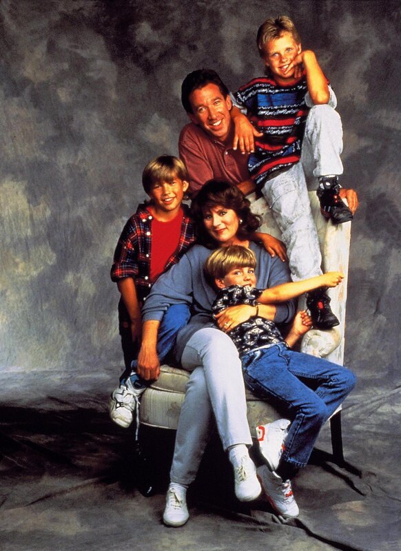 Die chaotische, aber liebenswerte Familie Taylor: Jonathan Taylor Thomas als Randy (li.), Zachery Ty Bryan als Brad (ob. re.), Tim Allen als Tim (hi. Mi.), Taran Noah Smith als Mark (un.) und Patricia Richardson als Jill. – Bild: Disney Channel