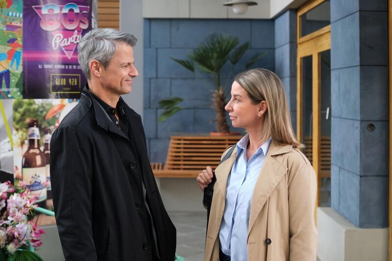 Benedikt (Jens Hajek) ist von Utes (Isabell Hertel) Willenstärke beeindruckt, als sie zu ihrer Entscheidung steht. – Bild: RTL /​ Stefan Behrens