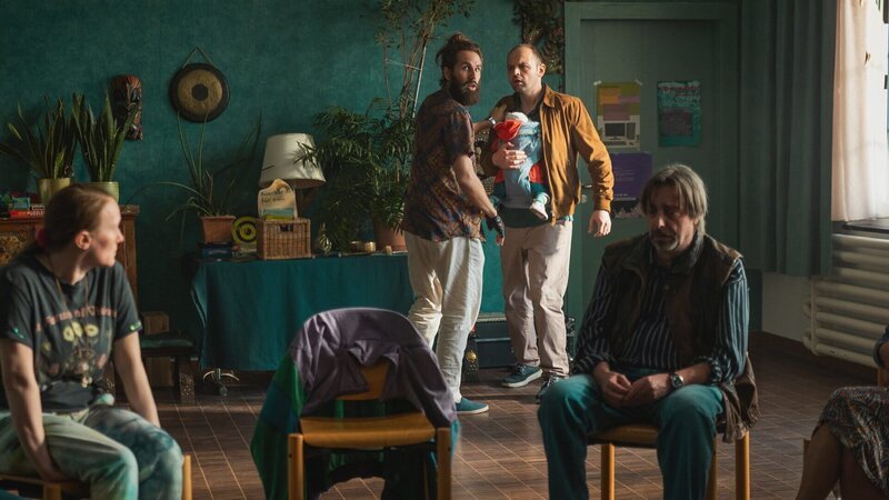 Tschugger Staffel 3, Folge 2: Primin will den Tschugger zurück: David Constantin als Bax und Dragan Vujic als Primin; vorne re.: Dänu Brüggemann als Stöffu – Bild: SRF/​Sava Hlavacek