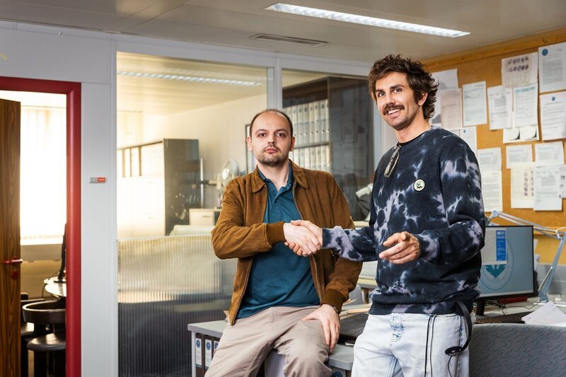 Dragan Vujic als Pirmin und David Constantin als Bax. – Bild: SRF/​Dominic Steinmann