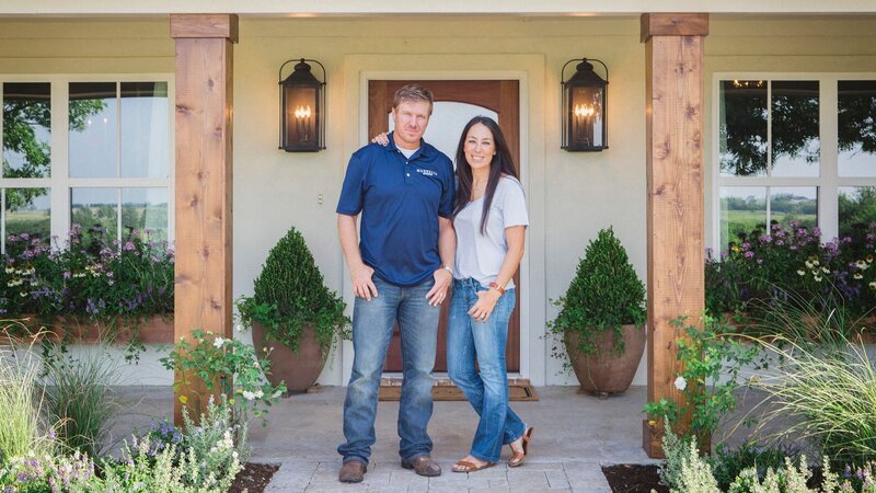 As seen on Fixer Upper, Chip and Joanna Gaines in front of the the Barker’s newly remodeled home. (Portrait) – Bild: HGTV/​Scripps Networks, LLC