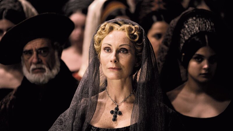 In the middle: Adriana de Mila (Andrea Sawatzki) – Bild: Kineos