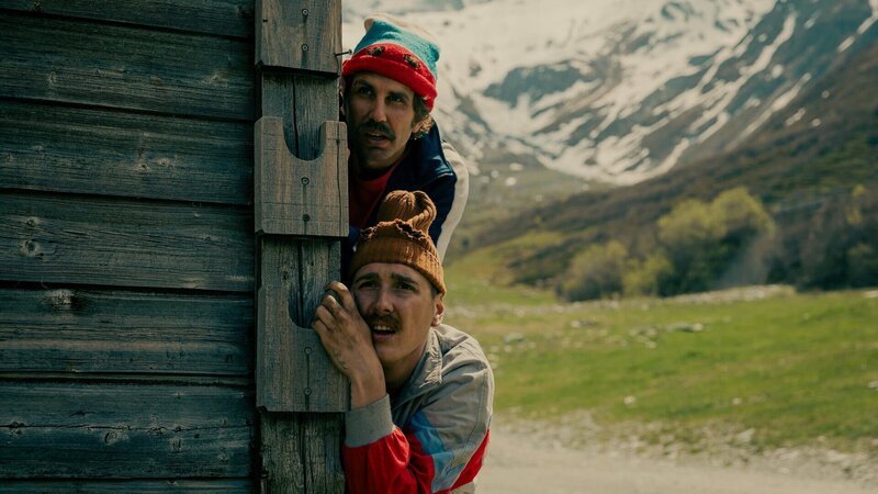 Staffel 3 2023 Regie: David Constantin, Johannes Bachmann Drehbuch: David Constantin, Johannes Bachmann, Jelena Vujović, Fiona Schreier, Pascal Glatz, Christian Wehrlin Produktion: Shining Film AG Folge 3 Motiv 1 Auf der Flucht: David Constantin als Bax (oben), Arsène Junior Page als Juni – Bild: SRF/​Dominic Steinmann