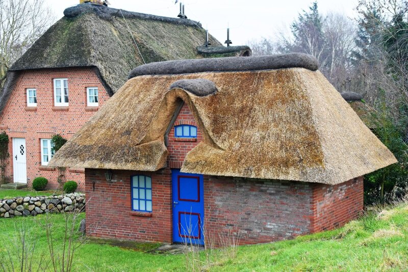 Backsteinhaus mit Reetendach – Bild: Spiegel TV Wissen /​ Waldemar Brandt