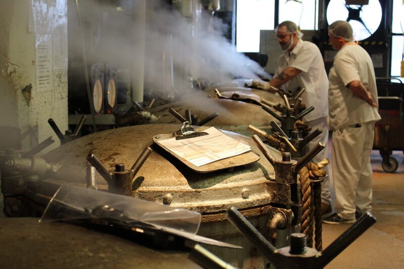 Canned bread factory, a row of machinery emitting steam. – Bild: Discovery Communications. /​ Wag TV