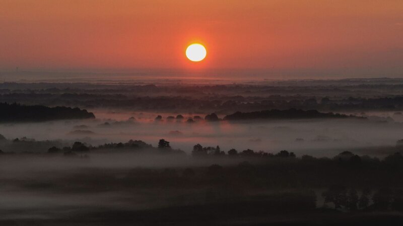 Es ist eine ganz besondere Stimmung, wenn die Sonne aufgeht und der Morgennebel über der Loire liegt. – Bild: NDR/Sebastian Wagner Es ist eine ganz besondere Stimmung, wenn die Sonne aufgeht und der Morgennebel über der Loire liegt. – Bild: NDR/Sebastian Wagner