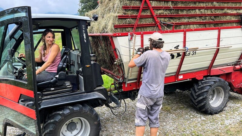 Bevor das Gewitter loslegt: Ilona Krauter und Samuel Senn bringen das Heu ins Trockene. – Bild: SRF