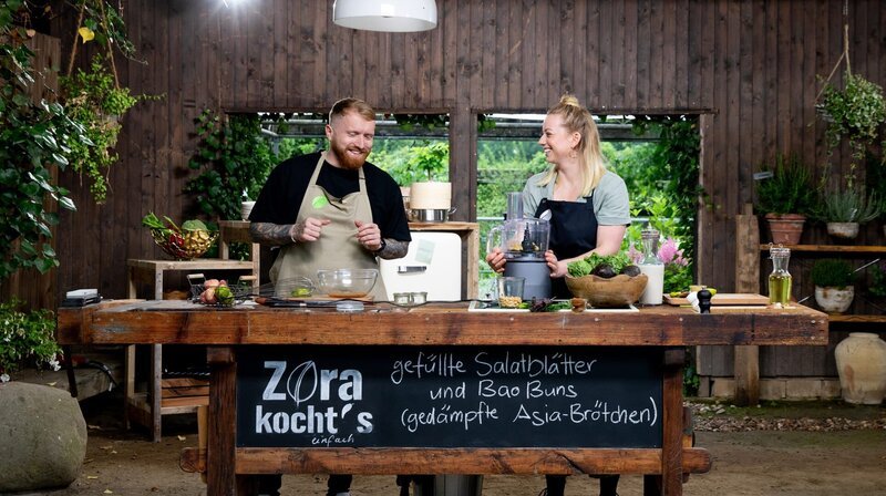 Thilo Haberland, Koch und Kumpel von Zora, zu Gast in ihrer Gartenküche in Uelzen. (Weitere Bilder auf Anfrage) – Bild: tv.gusto