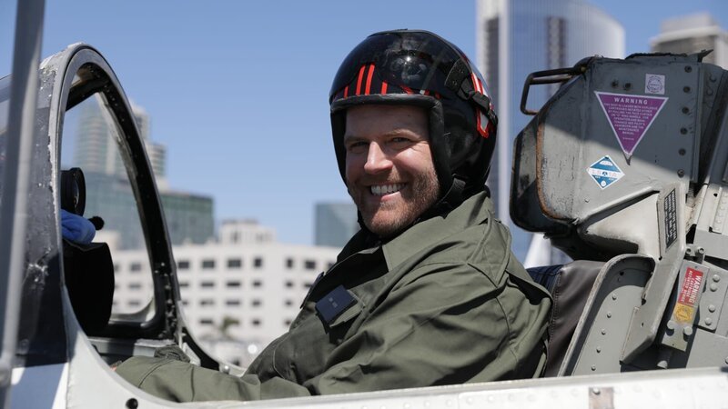 Josh Gates on the plane. – Bild: Discovery Communications, LLC