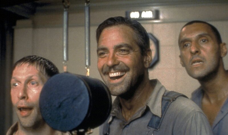 4. Delmar (Tim Blake Nelson, l.), Ulysses Everett (Geoge Clooney, N.) und Pete (John Turturro, r.) verwandeln sich vor dem Mikrophon eines Schallplattenstudios in begnadete Country-Sänger. – Bild: MPP 4. Delmar (Tim Blake Nelson, l.), Ulysses Everett (Geoge Clooney, N.) und Pete (John Turturro, r.) verwandeln sich vor dem Mikrophon eines Schallplattenstudios in begnadete Country-Sänger. – Bild: MPP