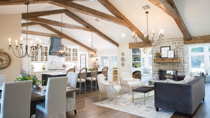 As seen on FIxer Upper, the Chapman’s renovated house is open concept, with vaulted ceilings and exposed wood beams and plenty of natural light. – Bild: HGTV/​Scripps Networks, LLC.