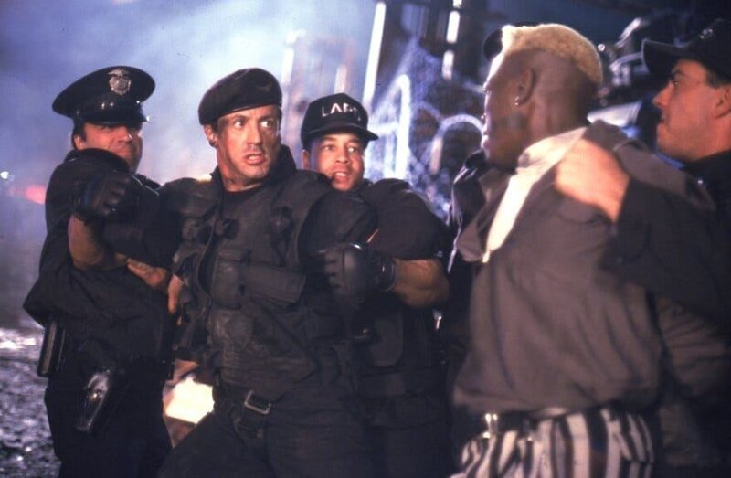 Cop Spartan (Sylvester Stallone) und Phoenix (Wesley Snipes) – Bild: TV24 Cop Spartan (Sylvester Stallone) und Phoenix (Wesley Snipes) – Bild: TV24