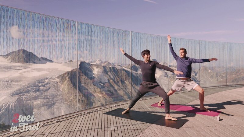 Oliver Polzer (r.) und Marcel Clementi beim Yoga im Café 3440, Pitztaler Gletscher. – Bild: ORF Oliver Polzer (r.) und Marcel Clementi beim Yoga im Café 3440, Pitztaler Gletscher. – Bild: ORF