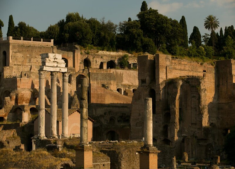 Auf dem Forum traf man damals die ganze römische Gesellschaft – man ging zu Schauprozessen oder besuchte einen Tempel. Das Forum ist die antike Piazza, um die letzten Neuigkeiten auszutauschen. – Bild: ZDF/​Axel Schmidt